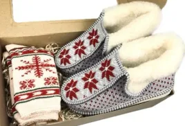 zestaw-prezent-na-swieta-dla-niej-babci-bambosze-kapcie-skarpety-mikolajki