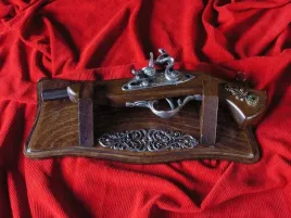 drewniana-zawieszka-z-pistoletem-skalkowym-wtr-239