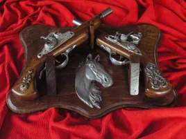 dwa-pistolety-na-drewnie-z-glowa-konia-wtr-234