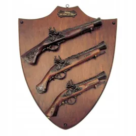 trzy-pistolety-skalkowe-na-drewnianej-zawieszce-ag34-d1-01