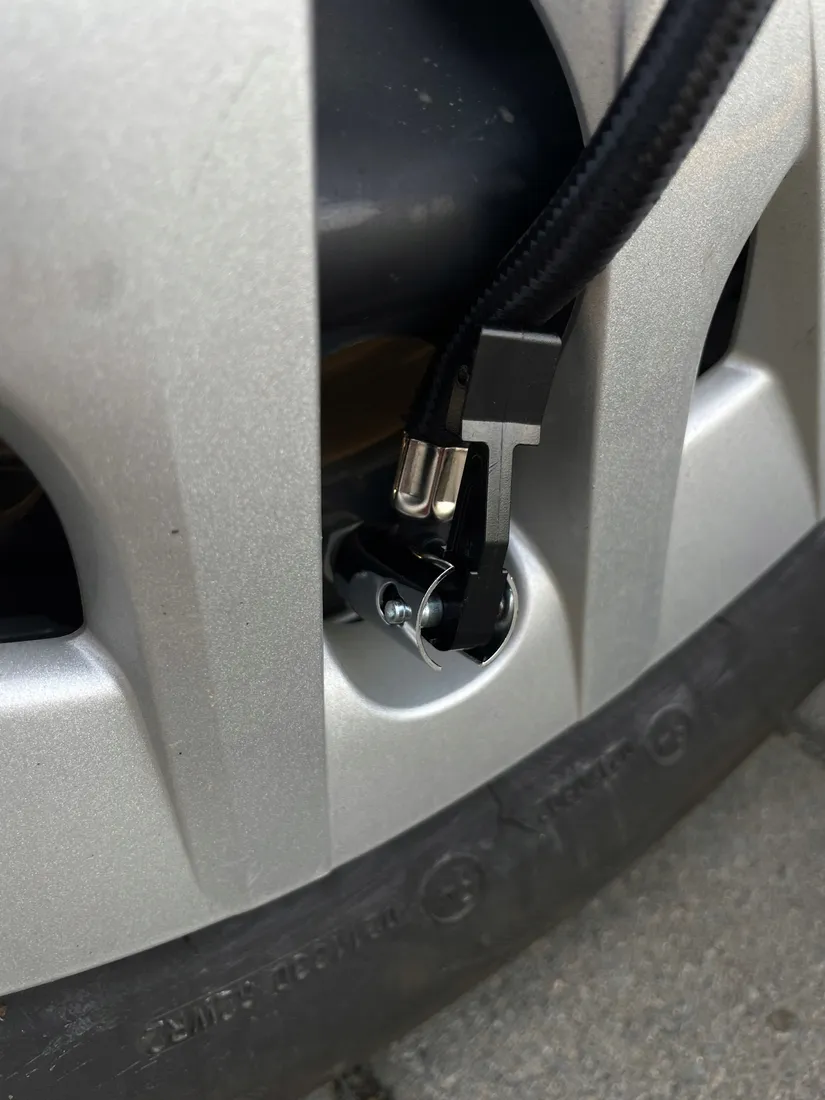 cyfrowy-kompresor-samochodowy-sprezarka-pompka-do-samochodu-100w-12v-lampka