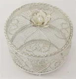 pojemnik-dekoracyjny-pudelko-z-pokrywka-bizuteria-material-metal