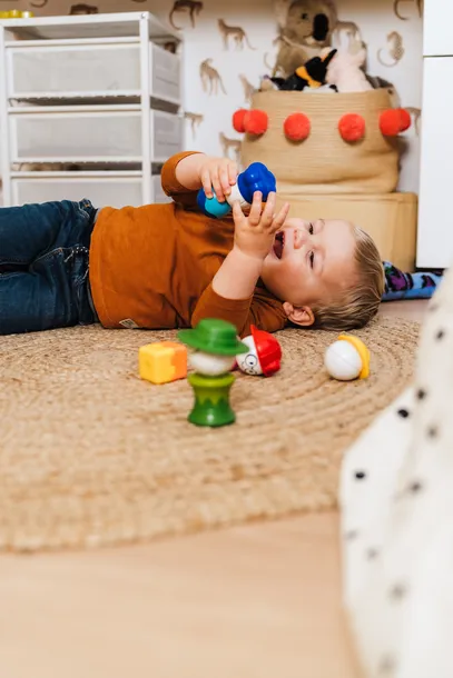 smart-max-my-first-people-iuvi-games-bohater-brak
