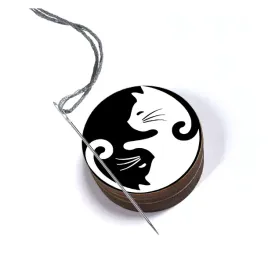 magnetyczny-uchwyt-na-igly-ze-sklejki-kotki-yin-yang-do-haftu-sr-35-cm