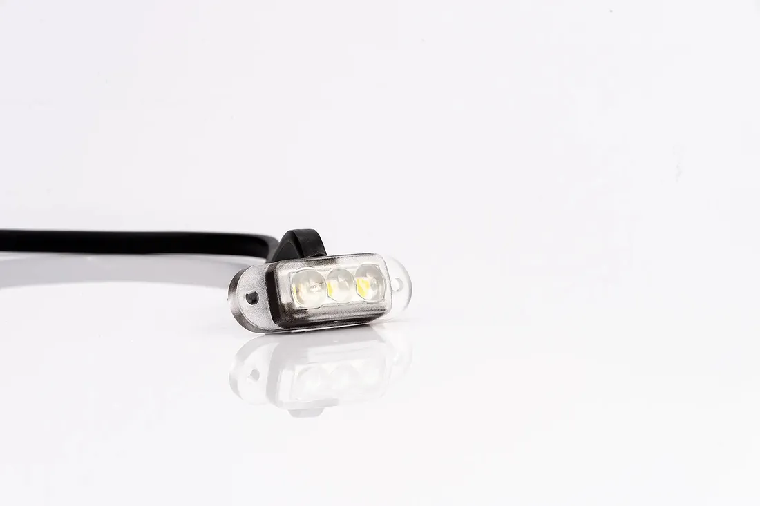 lampa-led-oswietlenie-belki-opryskiwacza-biala