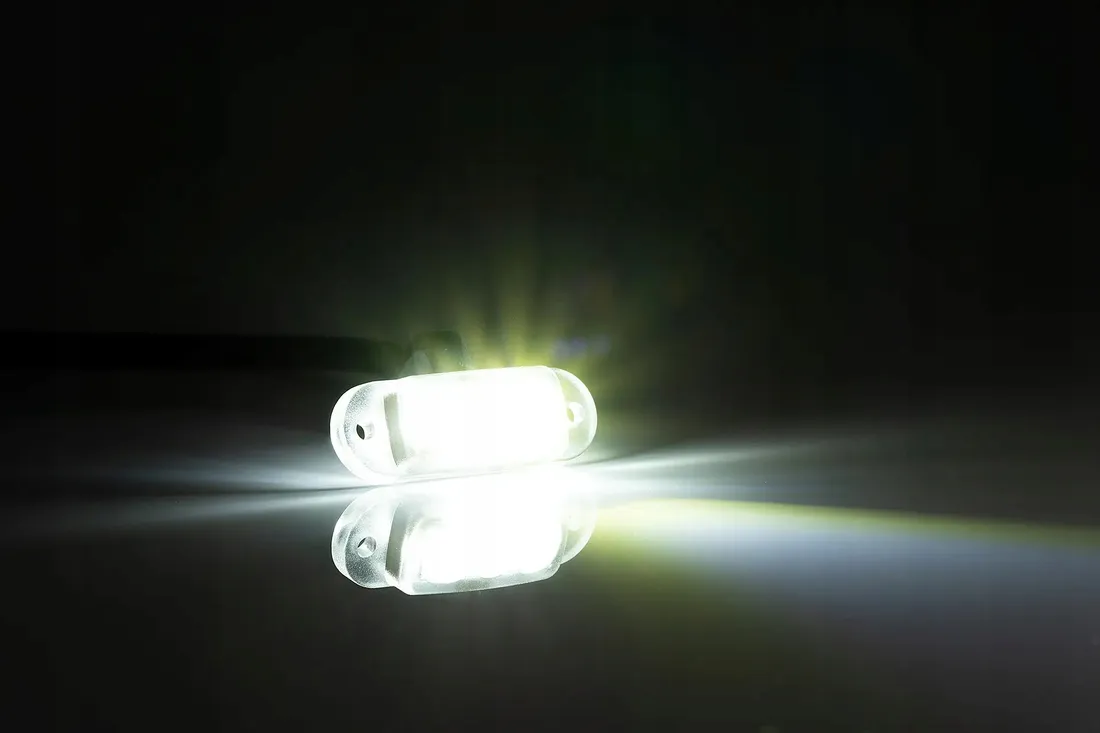 lampa-led-oswietlenie-belki-opryskiwacza-biala-stan-nowy