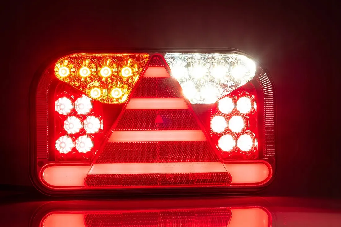 lampa-led-7-funkcyjna-zespolona-tylna-emc-e9