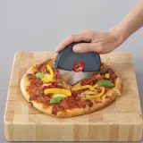 noz-do-pizzy-joseph-joseph-material-uchwytu-plastik