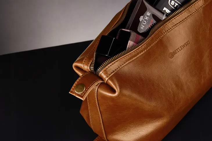 kosmetyczka-viaggio-camel-material-dominujacy-skora-naturalna