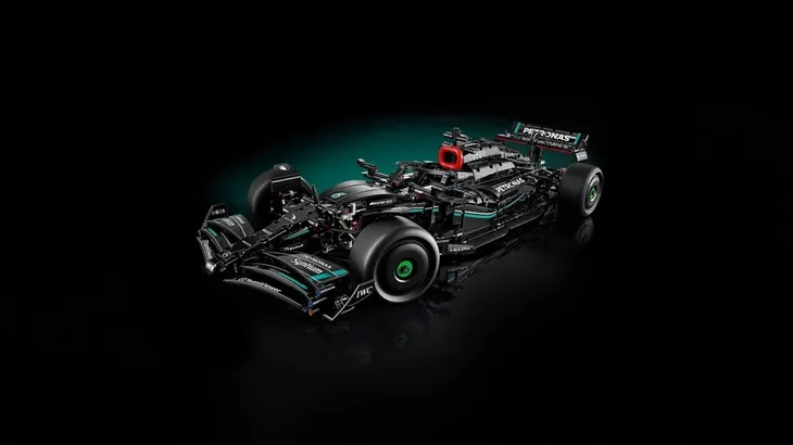klocki-technic-42171-mercedes-amg-f1-w14-e-performance-material-plastik