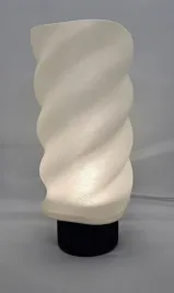 stylowa-lampa-zakrecona-elegancja-ekologia-i-uniwersalnosc