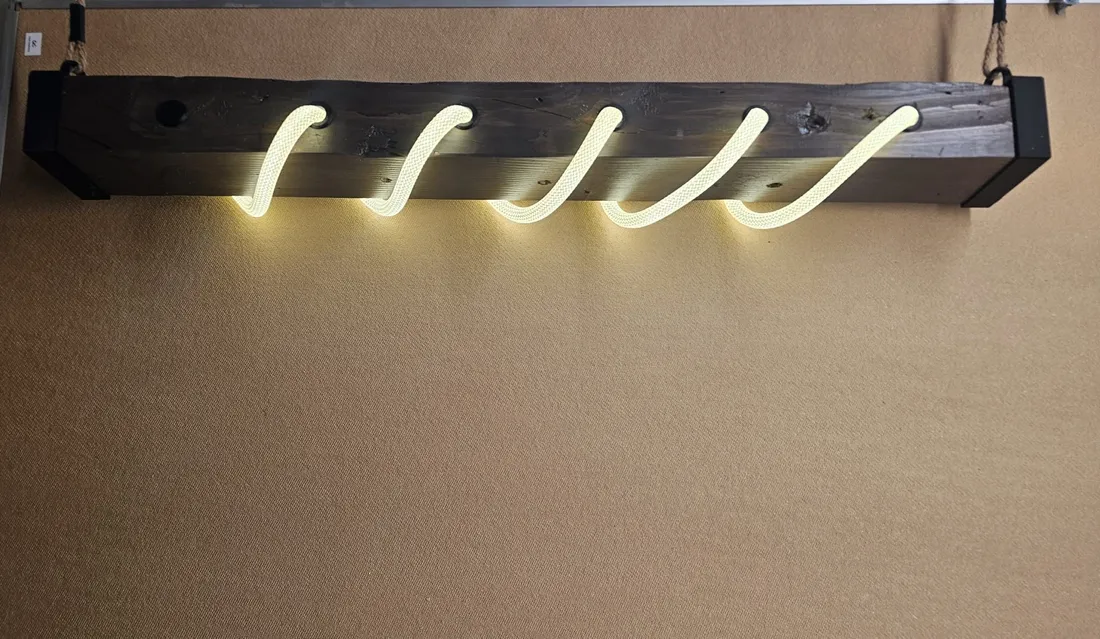 lampa-wiszaca-lina-lux-beam-drewniana-belka-z-lina-swietlna-led