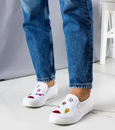 biale-tenisowki-materialowe-z-naszywkami-anais