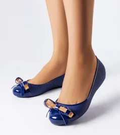 granatowe-balerinki-zdobione-kokardka-harlingen