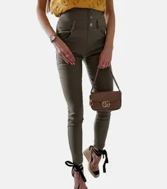 zielone-legginsy-zdobione-guzikami-clemence