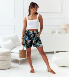 czarne-szorty-damskie-w-niebieskie-kwiaty-dilaya