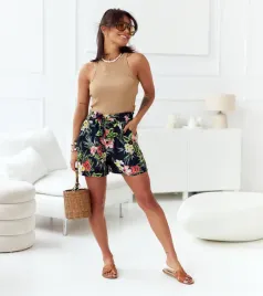 czarne-szorty-damskie-w-rozowe-kwiaty-dilaya