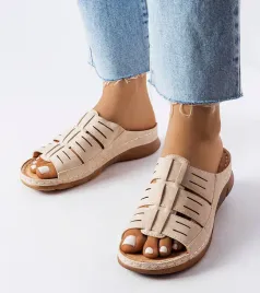 bezowe-klapki-na-koturnie-jersey