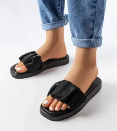 czarne-klapki-zdobione-marszczeniem-boulevard