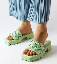 zielone-klapki-na-traktorowej-podeszwie-lora