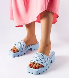 niebieskie-klapki-damskie-na-traktorowej-podeszwie-lora