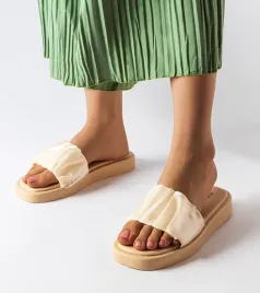 bezowe-klapki-zdobione-marszczeniem-boulevard