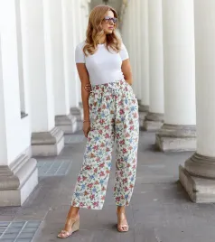 biale-szerokie-spodnie-w-kwiaty-vertemate