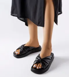 czarne-klapki-na-niskim-koturnie-hog