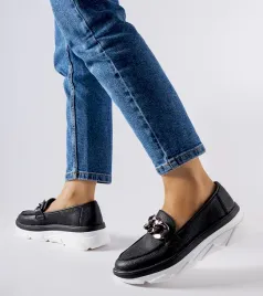 czarne-mokasyny-z-lancuchem-vinceza