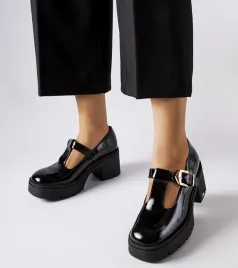 czarne-lakierowane-polbuty-karino-z-klamrami