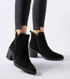 czarne-zamszowe-botki-na-slupku-karino