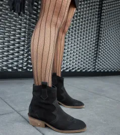 czarne-skorzane-botki-na-niskim-slupku-karino