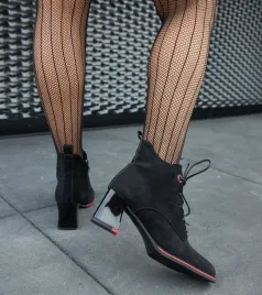 czarne-botki-z-czerwonym-akcentem-na-slupku-san