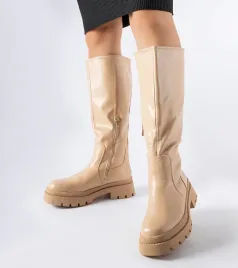 bezowe-plaskie-klasyczne-kozaki-christien