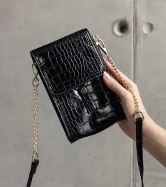 czarna-torebka-zdobiona-tloczeniem-decatur