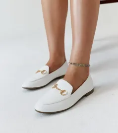 biale-mokasyny-z-klamerka-erminia