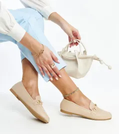 bezowe-ozdobne-mokasyny-docherty