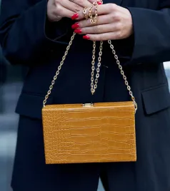 zolta-torebka-typu-kuferek-na-lancuszku-dratche