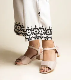 bezowe-sandaly-na-niskim-slupku-frederica