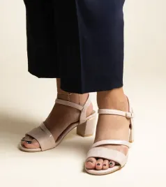 bezowe-sandaly-z-polaczeniem-materialow-hambly