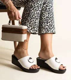 biale-klapki-na-koturnie-z-klamerka-keirenh