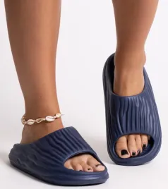 granatowe-klapki-z-marszczeniem-miniya