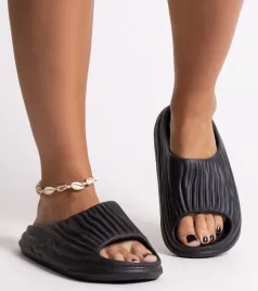 czarne-klapki-z-marszczeniem-miniya