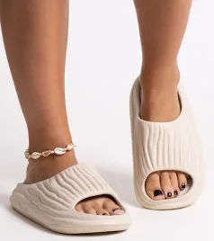 bezowe-klapki-z-marszczeniem-miniya