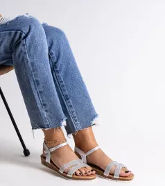 srebrne-sandalki-na-niskiej-koturnie-saila