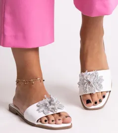 biale-klapki-z-cyrkoniowym-kwiatkiem-vendula