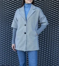 szary-plaszcz-ze-sweterkowymi-rekawami-sameha