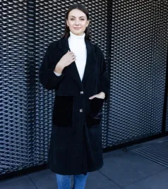 dlugi-czarny-plaszcz-z-pluszowymi-kieszonkami-badra