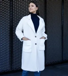 dlugi-bialy-plaszcz-z-pluszowymi-kieszonkami-badra