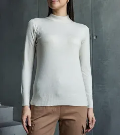 bezowy-klasyczny-sweterek-o-luznym-kroju-essana